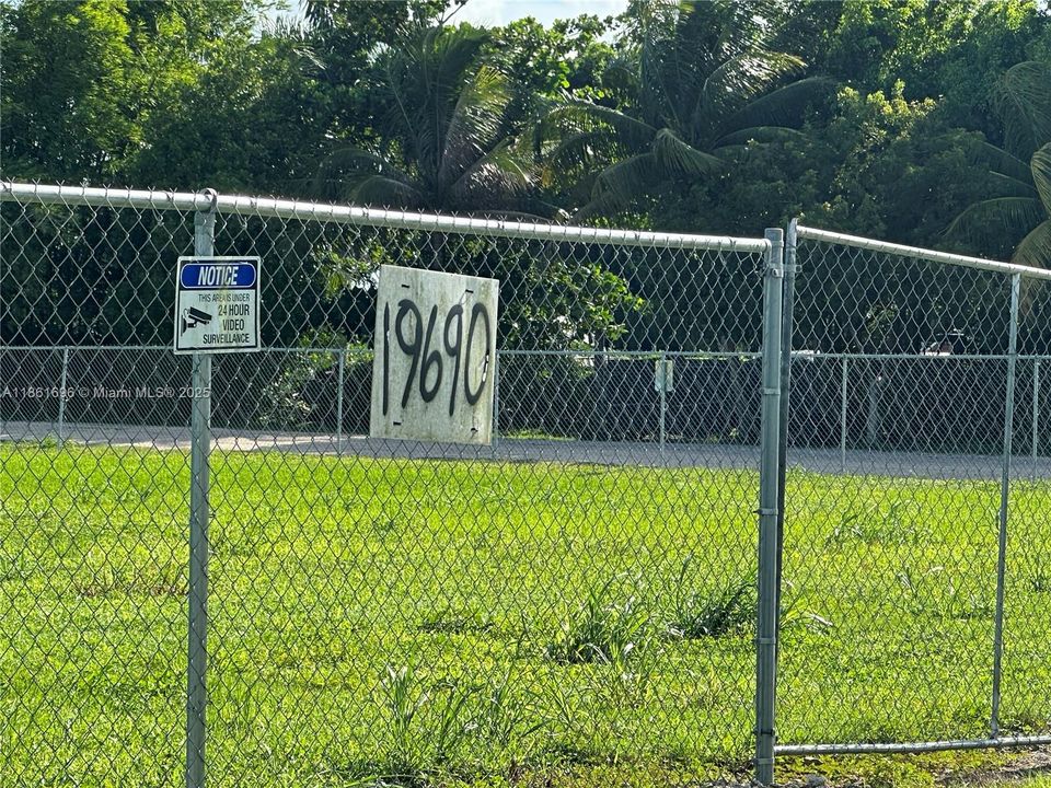 En Venta: $499,900 (1.35 acres)