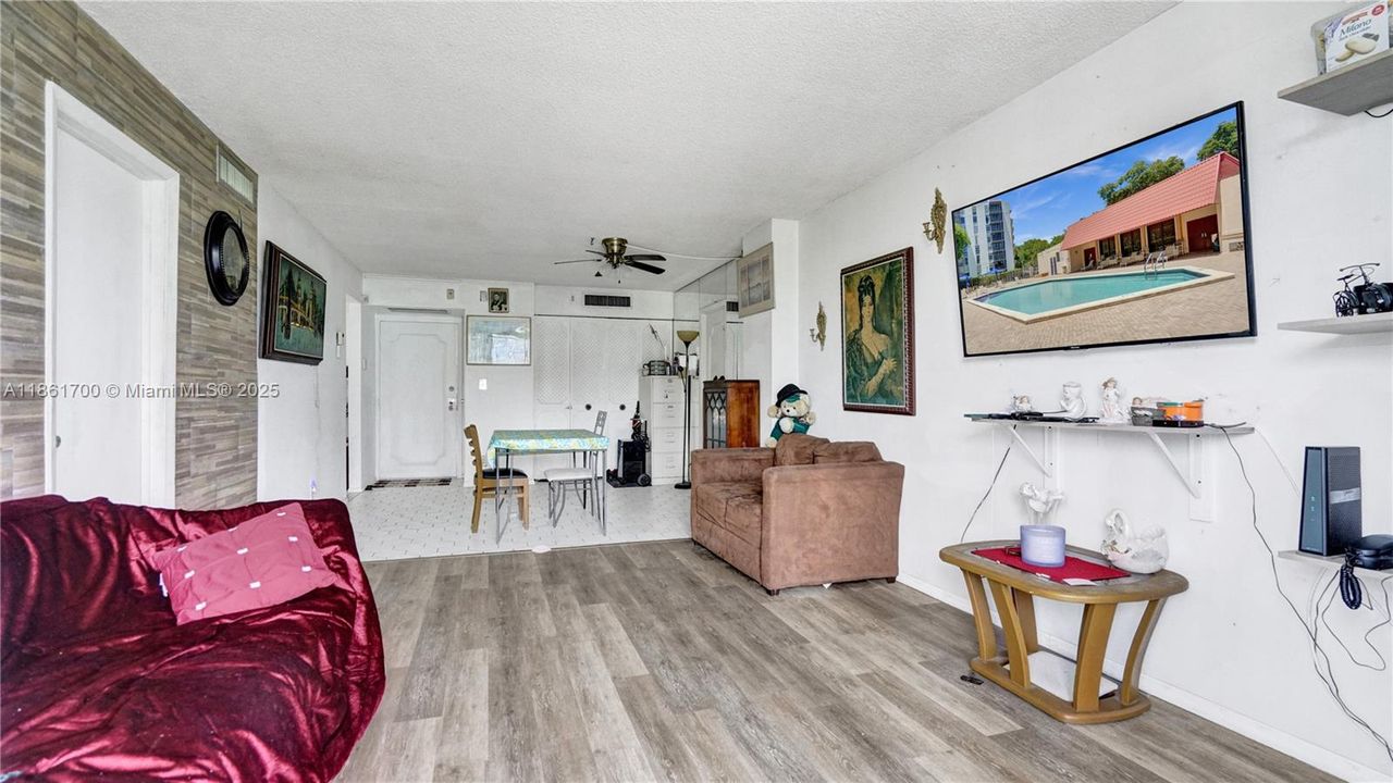 待售: $199,999 (2 贝兹, 2 浴室, 994 平方英尺)