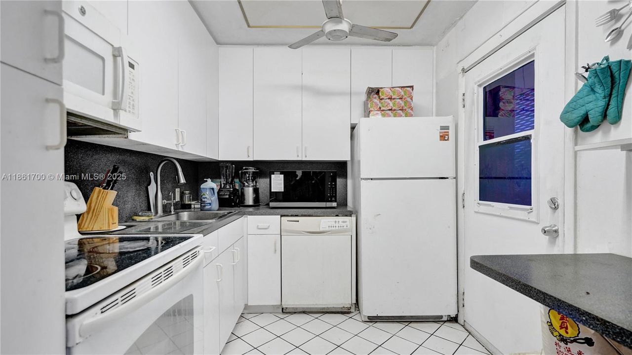 待售: $199,999 (2 贝兹, 2 浴室, 994 平方英尺)