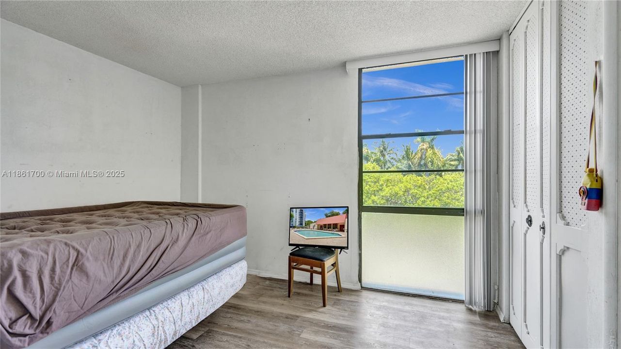 待售: $199,999 (2 贝兹, 2 浴室, 994 平方英尺)