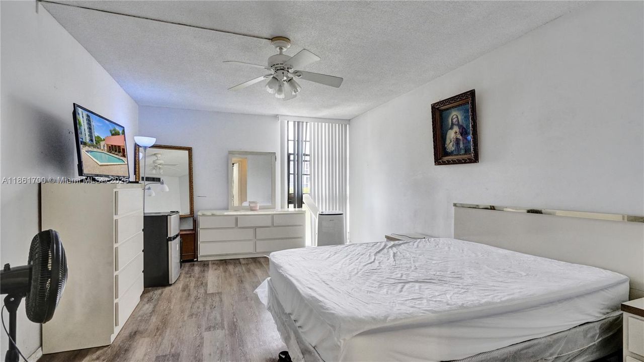 待售: $199,999 (2 贝兹, 2 浴室, 994 平方英尺)