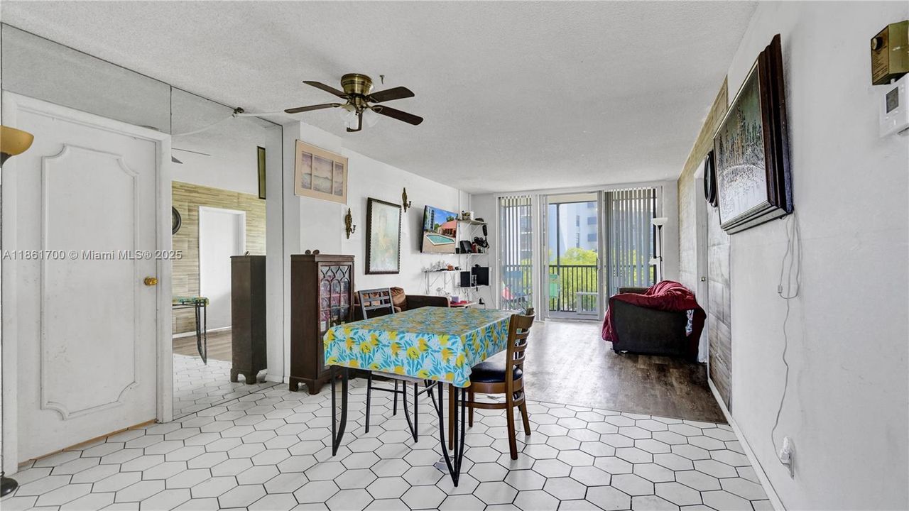 待售: $199,999 (2 贝兹, 2 浴室, 994 平方英尺)