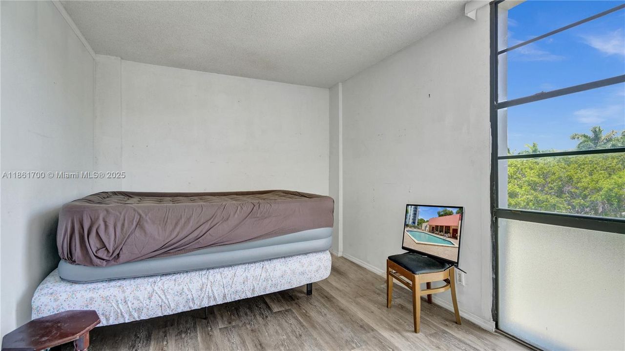 待售: $199,999 (2 贝兹, 2 浴室, 994 平方英尺)