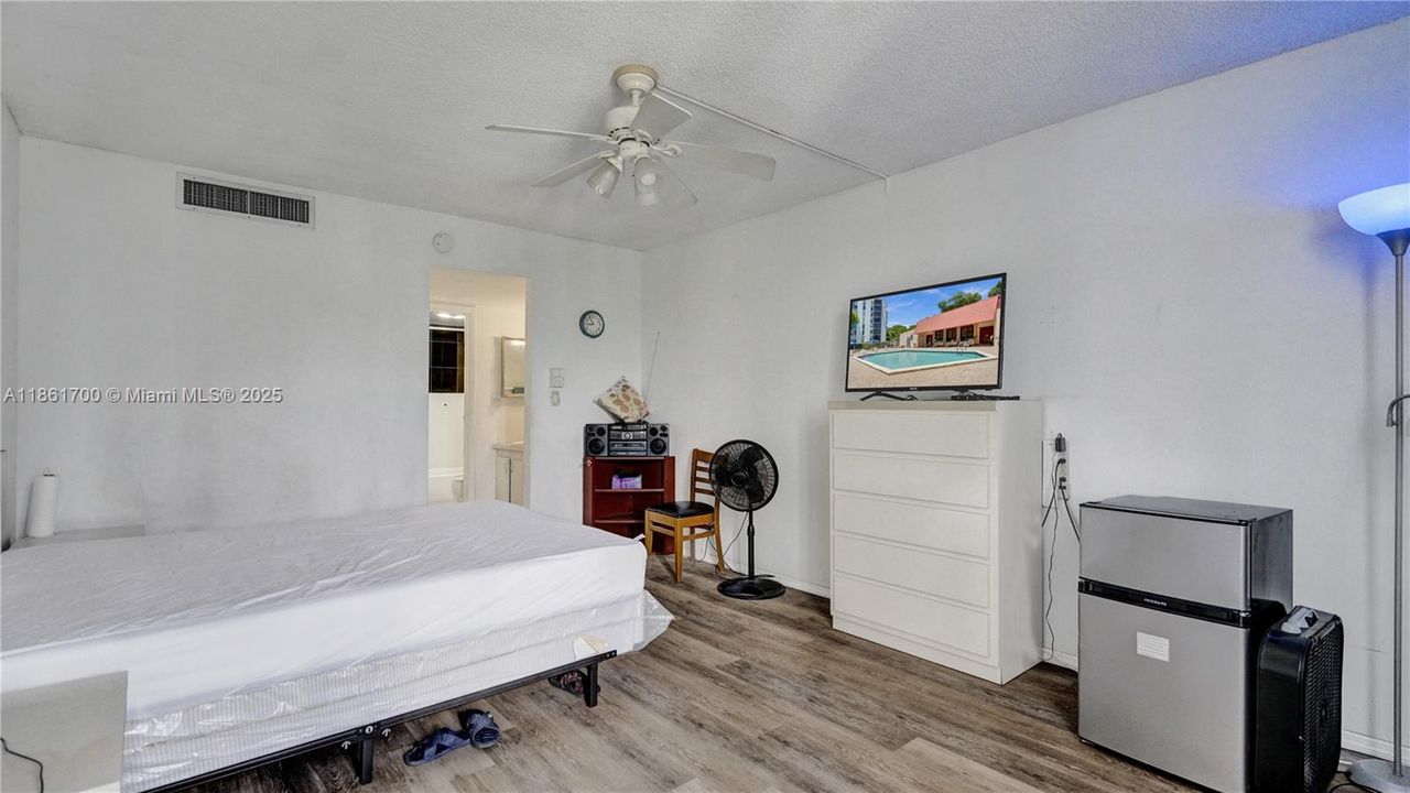 待售: $199,999 (2 贝兹, 2 浴室, 994 平方英尺)