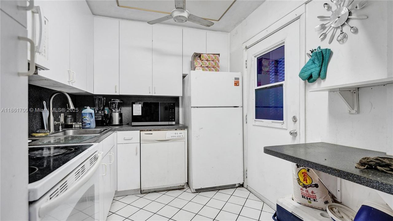 待售: $199,999 (2 贝兹, 2 浴室, 994 平方英尺)