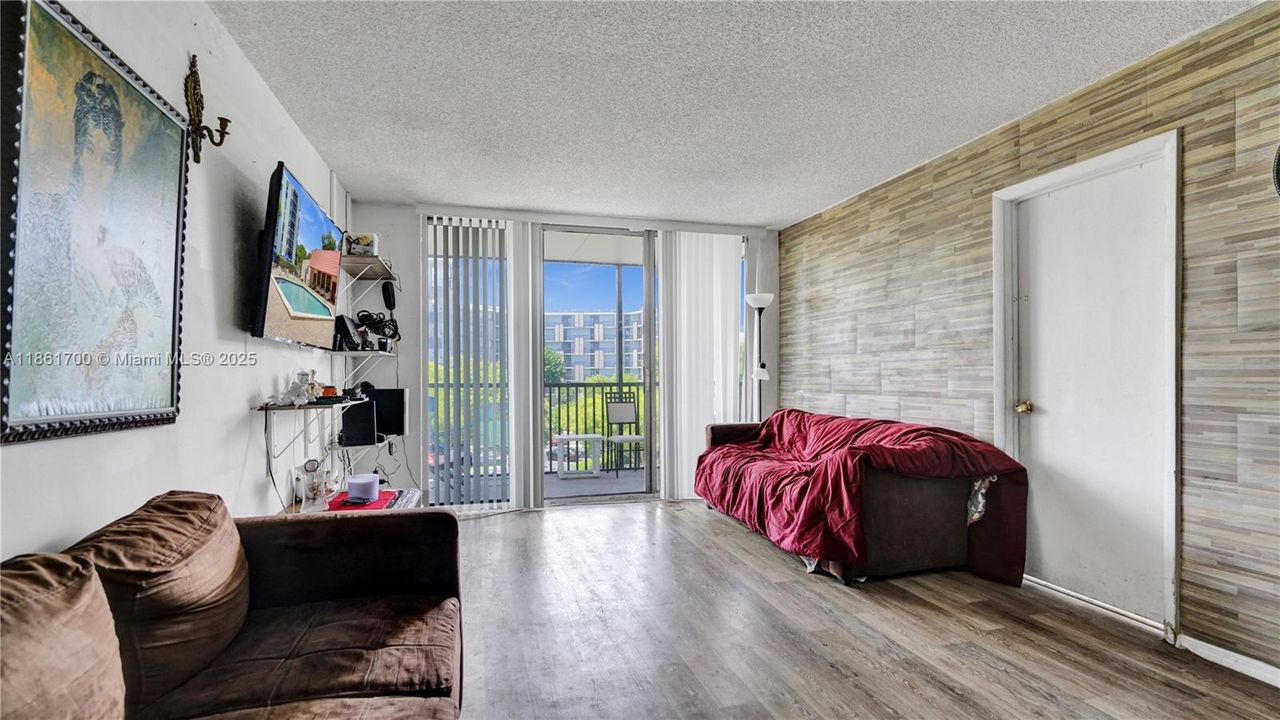 待售: $199,999 (2 贝兹, 2 浴室, 994 平方英尺)