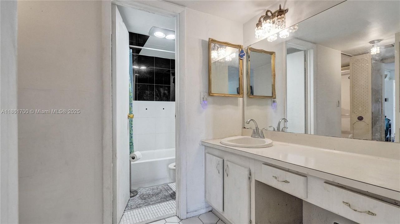 待售: $199,999 (2 贝兹, 2 浴室, 994 平方英尺)