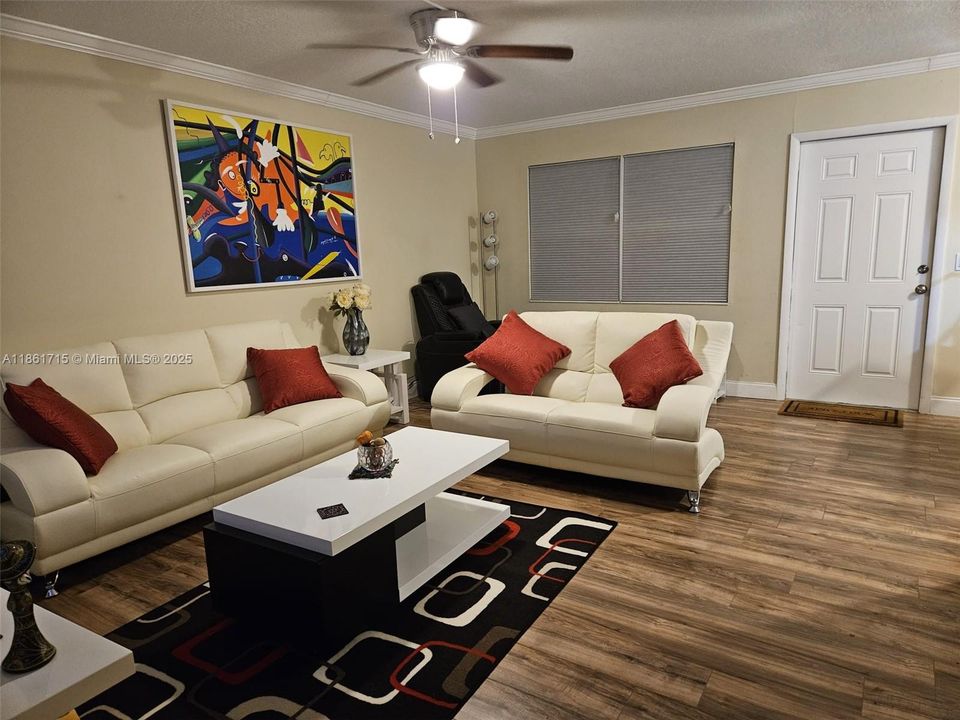 合同活跃: $135,000 (2 贝兹, 1 浴室, 820 平方英尺)