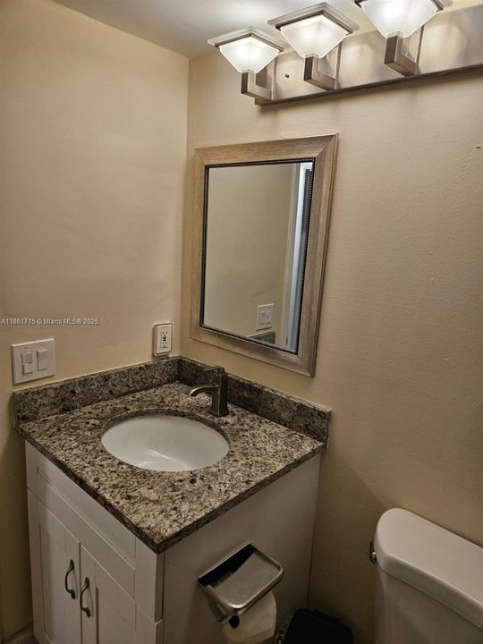 合同活跃: $135,000 (2 贝兹, 1 浴室, 820 平方英尺)