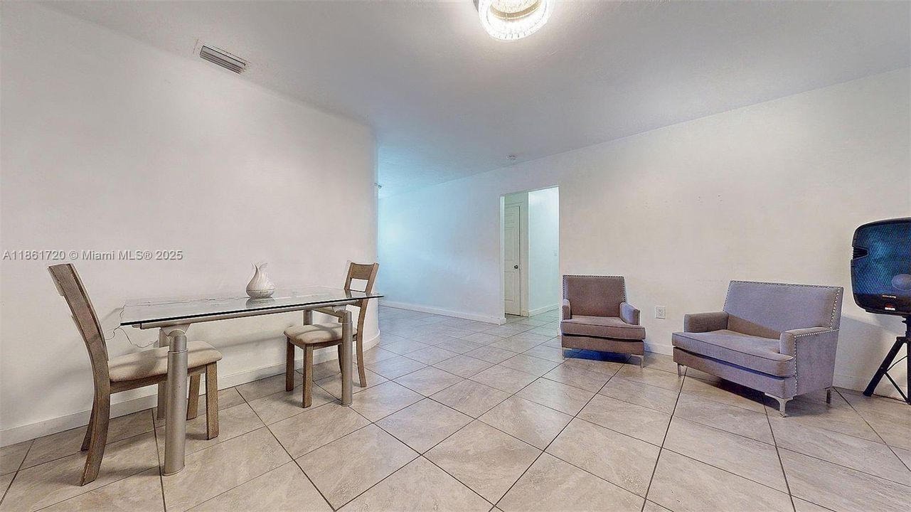 合同活跃: $599,999 (3 贝兹, 2 浴室, 1690 平方英尺)