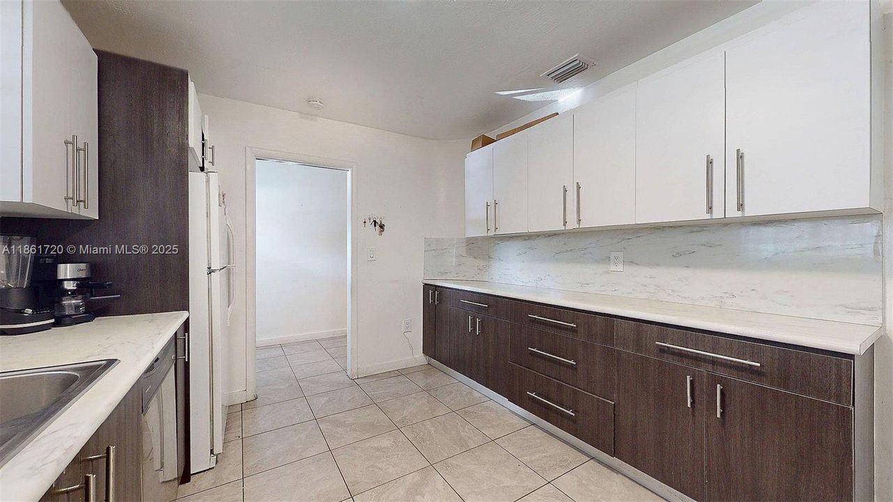 合同活跃: $599,999 (3 贝兹, 2 浴室, 1690 平方英尺)