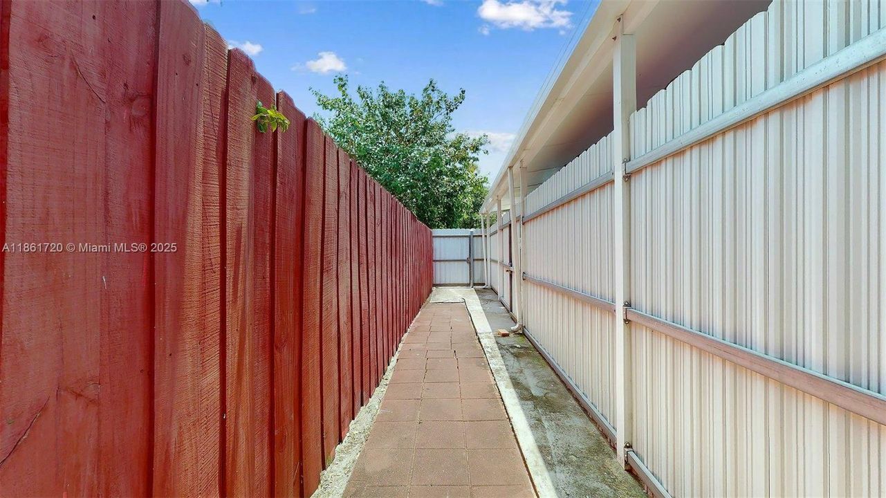 合同活跃: $599,999 (3 贝兹, 2 浴室, 1690 平方英尺)