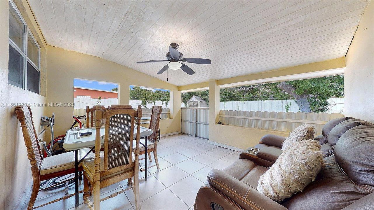 合同活跃: $599,999 (3 贝兹, 2 浴室, 1690 平方英尺)