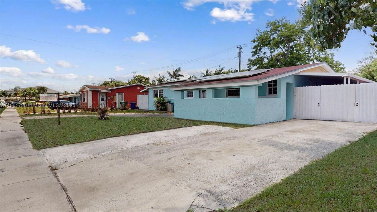 合同活跃: $599,999 (3 贝兹, 2 浴室, 1690 平方英尺)