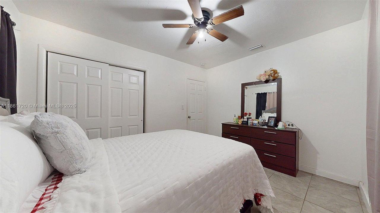 合同活跃: $599,999 (3 贝兹, 2 浴室, 1690 平方英尺)