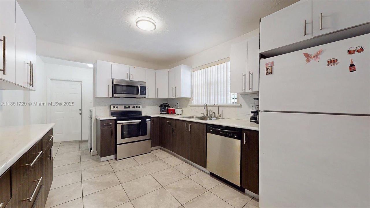 合同活跃: $599,999 (3 贝兹, 2 浴室, 1690 平方英尺)