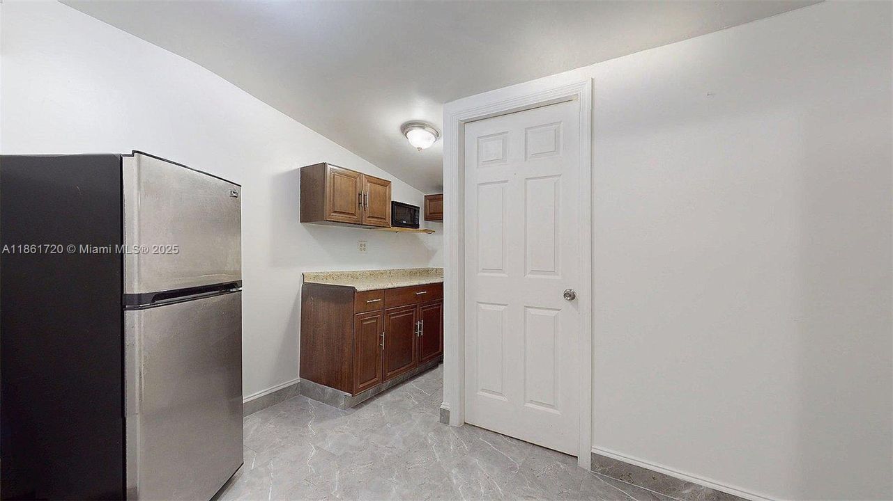 合同活跃: $599,999 (3 贝兹, 2 浴室, 1690 平方英尺)