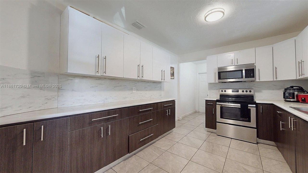 合同活跃: $599,999 (3 贝兹, 2 浴室, 1690 平方英尺)