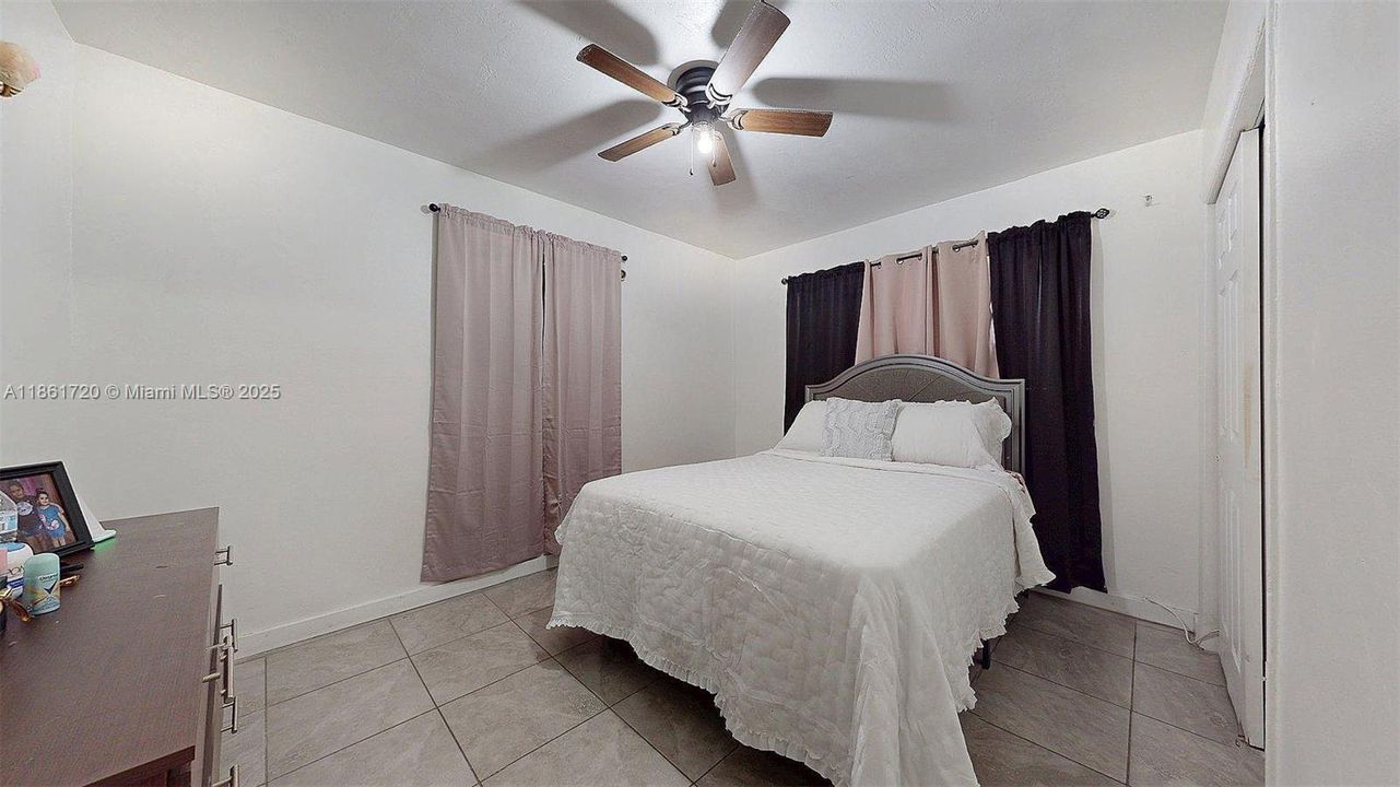 合同活跃: $599,999 (3 贝兹, 2 浴室, 1690 平方英尺)