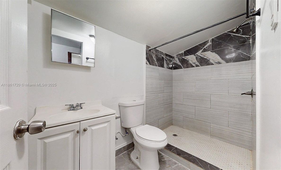 合同活跃: $599,999 (3 贝兹, 2 浴室, 1690 平方英尺)