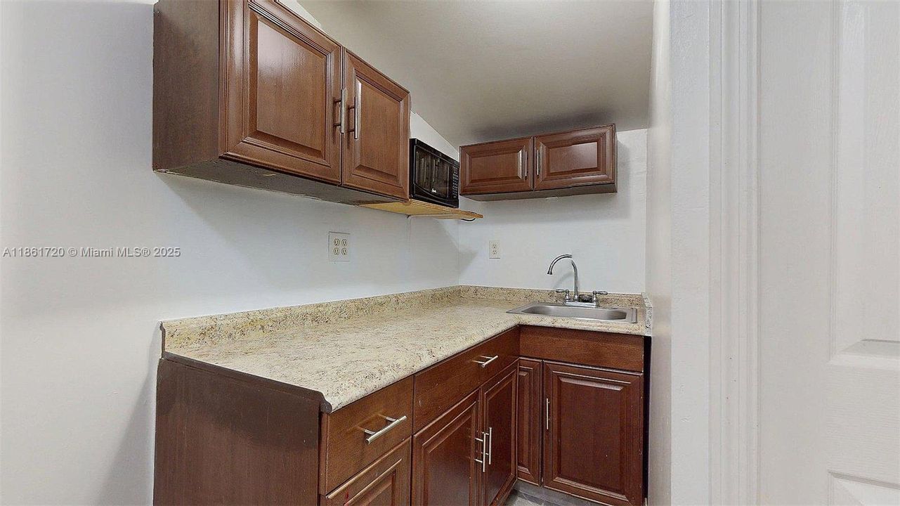 合同活跃: $599,999 (3 贝兹, 2 浴室, 1690 平方英尺)