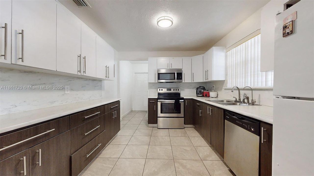 合同活跃: $599,999 (3 贝兹, 2 浴室, 1690 平方英尺)