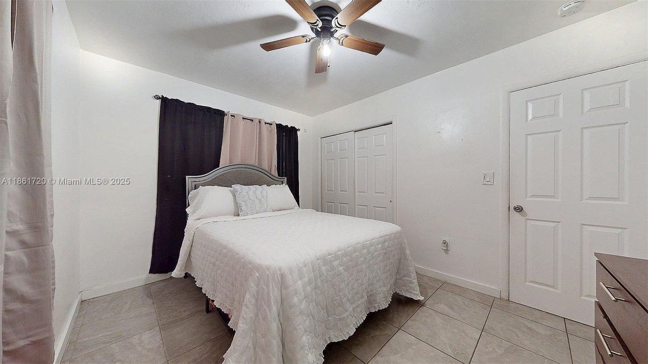 合同活跃: $599,999 (3 贝兹, 2 浴室, 1690 平方英尺)