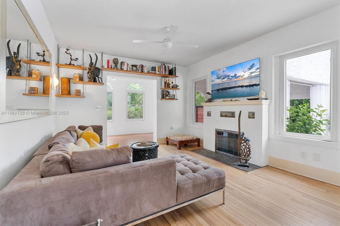 Под контрактом: $1,479,000 (3 спален, 2 ванн, 2197 Квадратных фут)