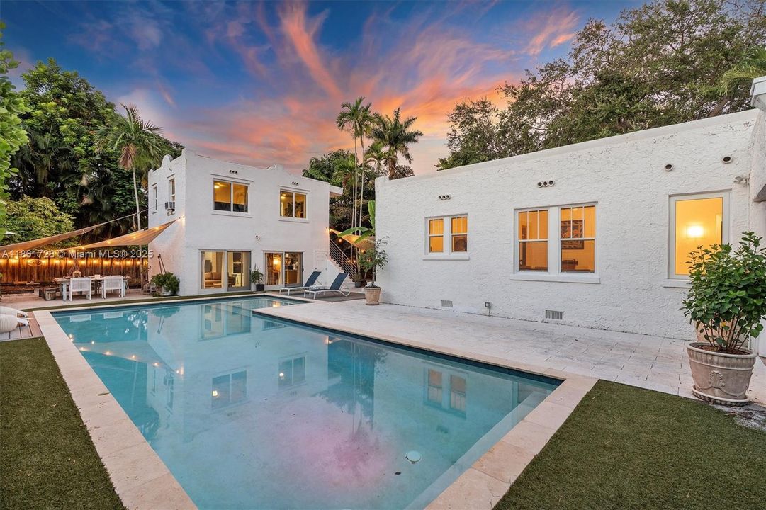 Под контрактом: $1,479,000 (3 спален, 2 ванн, 2197 Квадратных фут)