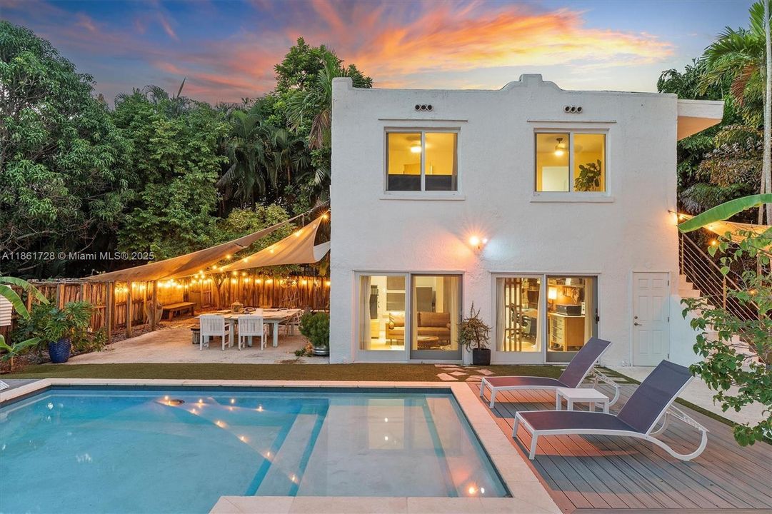 Под контрактом: $1,479,000 (3 спален, 2 ванн, 2197 Квадратных фут)