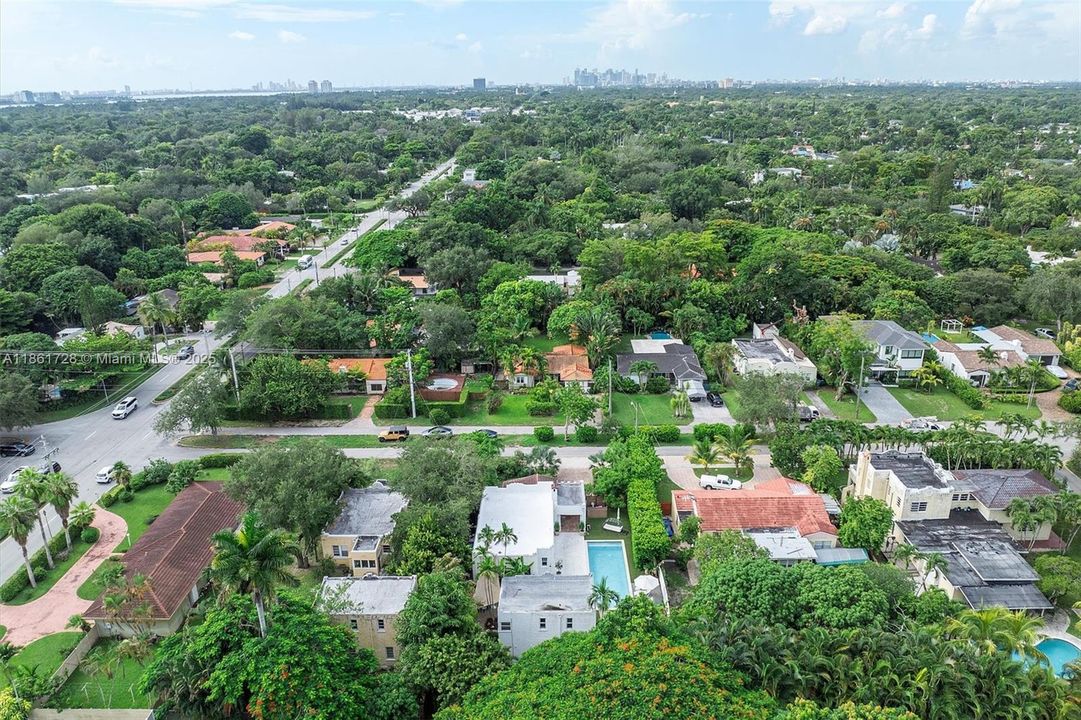 Под контрактом: $1,479,000 (3 спален, 2 ванн, 2197 Квадратных фут)