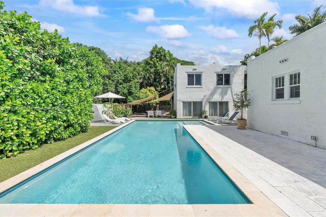 Под контрактом: $1,479,000 (3 спален, 2 ванн, 2197 Квадратных фут)