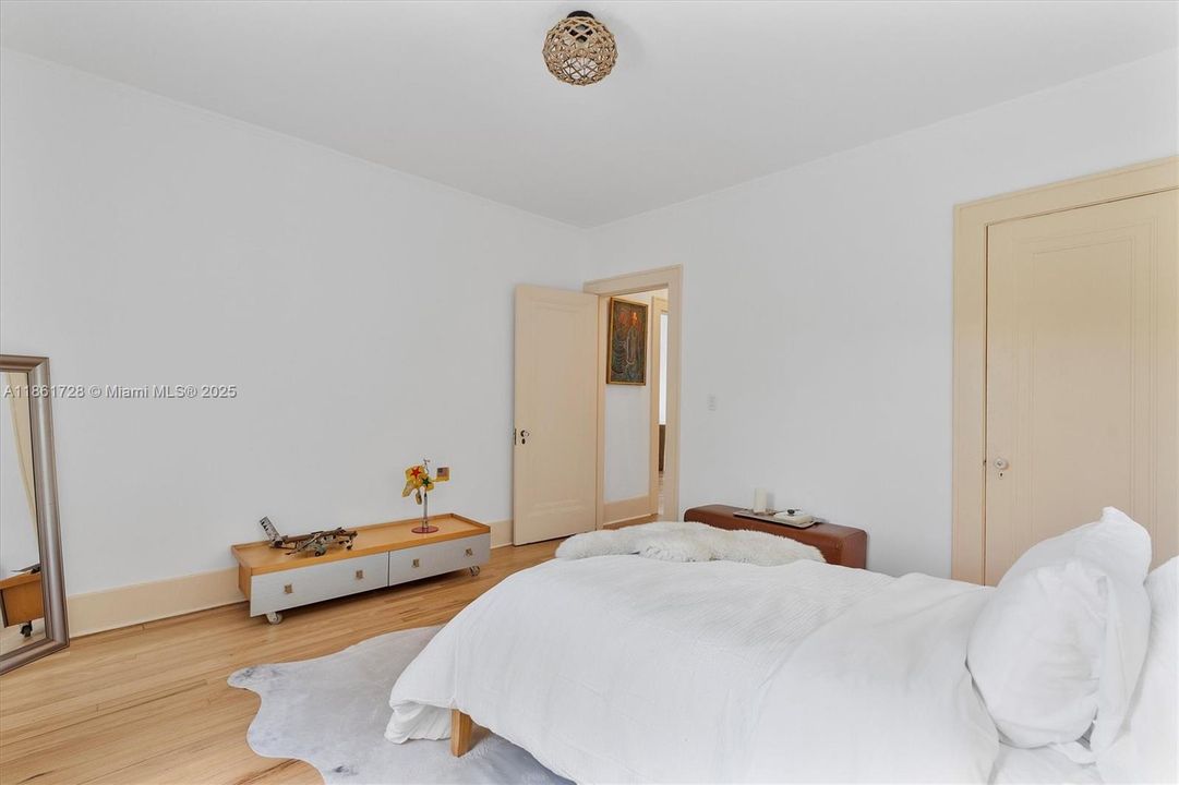 Под контрактом: $1,479,000 (3 спален, 2 ванн, 2197 Квадратных фут)