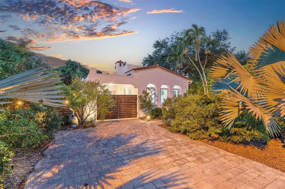 Под контрактом: $1,479,000 (3 спален, 2 ванн, 2197 Квадратных фут)