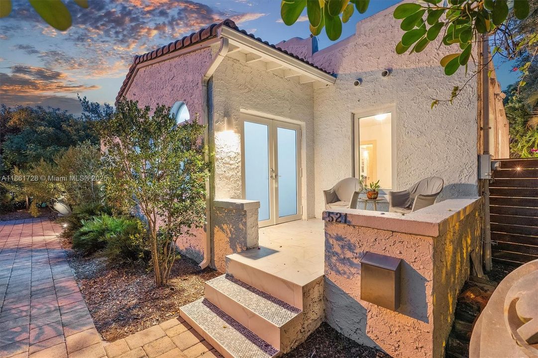 Под контрактом: $1,479,000 (3 спален, 2 ванн, 2197 Квадратных фут)