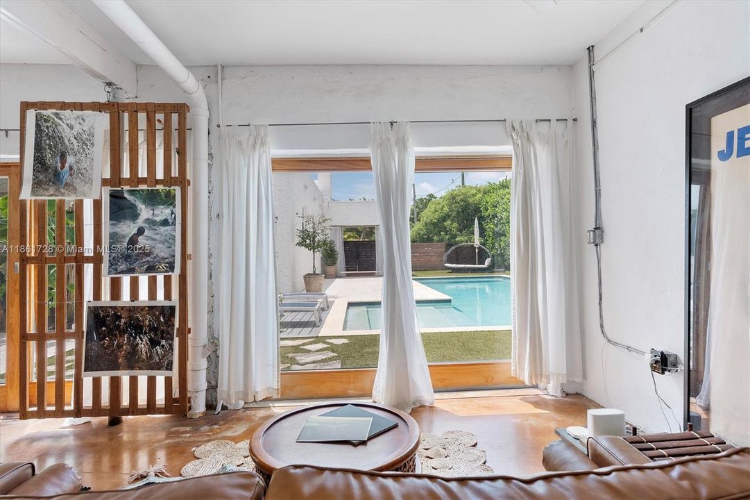 Под контрактом: $1,479,000 (3 спален, 2 ванн, 2197 Квадратных фут)