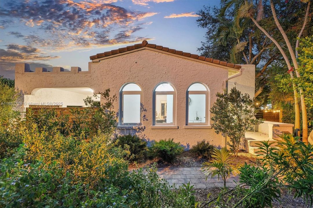 Под контрактом: $1,479,000 (3 спален, 2 ванн, 2197 Квадратных фут)