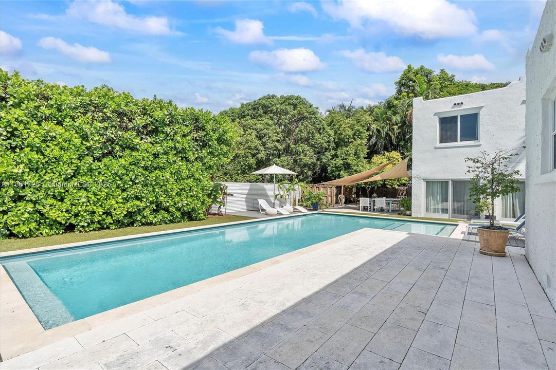 Под контрактом: $1,479,000 (3 спален, 2 ванн, 2197 Квадратных фут)