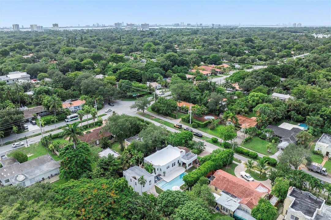 Под контрактом: $1,479,000 (3 спален, 2 ванн, 2197 Квадратных фут)