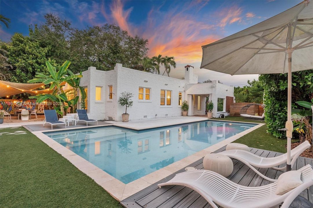 Под контрактом: $1,479,000 (3 спален, 2 ванн, 2197 Квадратных фут)