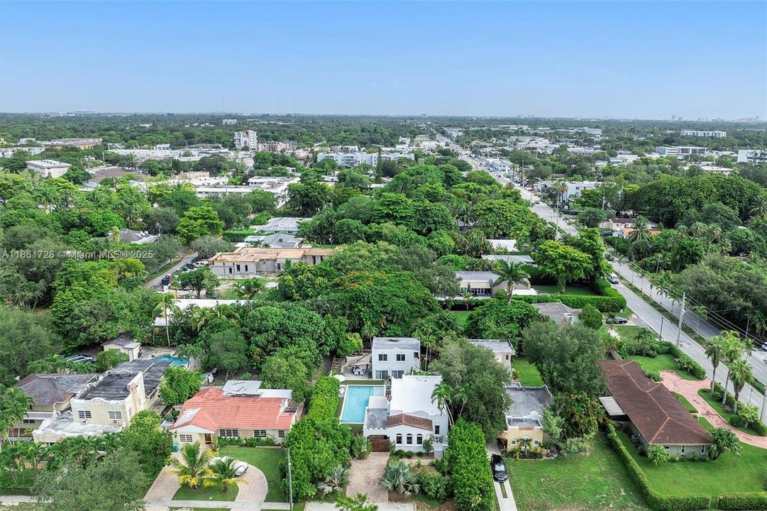 Под контрактом: $1,479,000 (3 спален, 2 ванн, 2197 Квадратных фут)