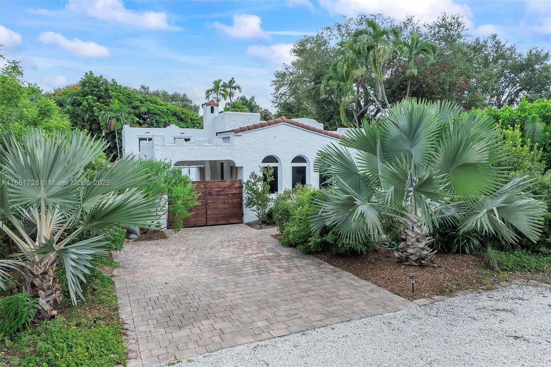 Под контрактом: $1,479,000 (3 спален, 2 ванн, 2197 Квадратных фут)