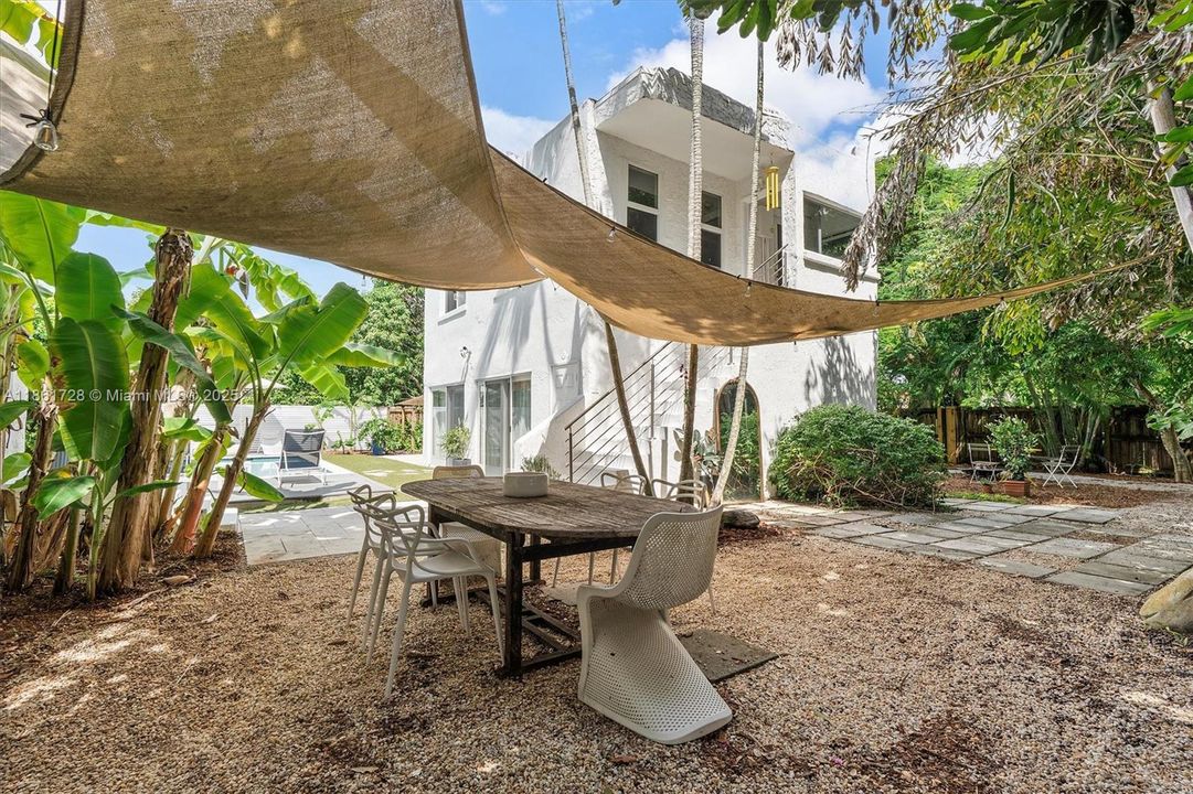 Под контрактом: $1,479,000 (3 спален, 2 ванн, 2197 Квадратных фут)