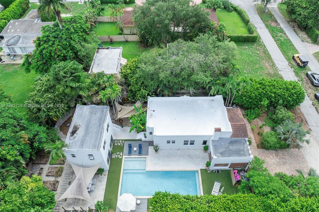 Под контрактом: $1,479,000 (3 спален, 2 ванн, 2197 Квадратных фут)