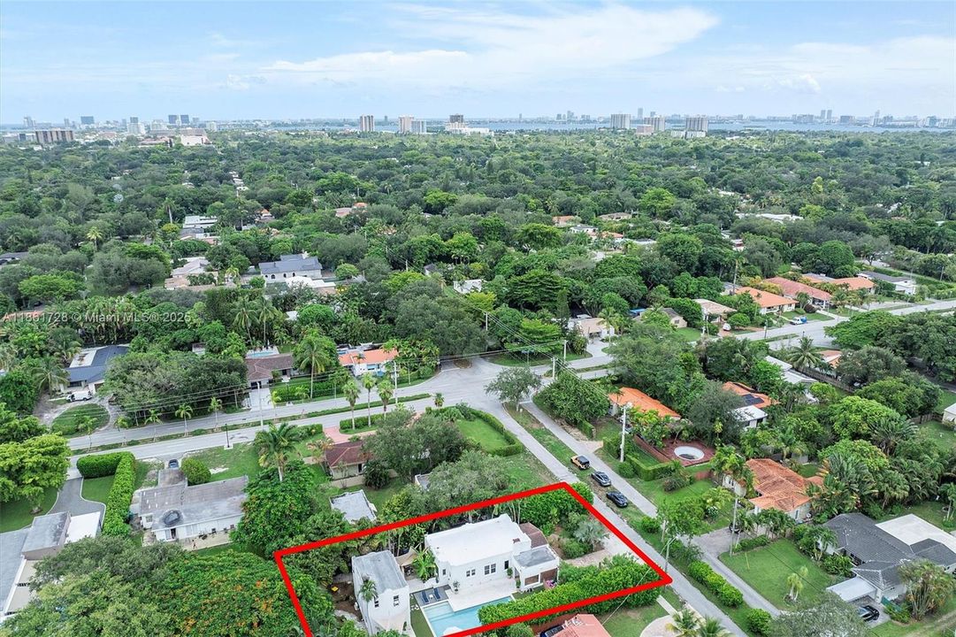 Под контрактом: $1,479,000 (3 спален, 2 ванн, 2197 Квадратных фут)