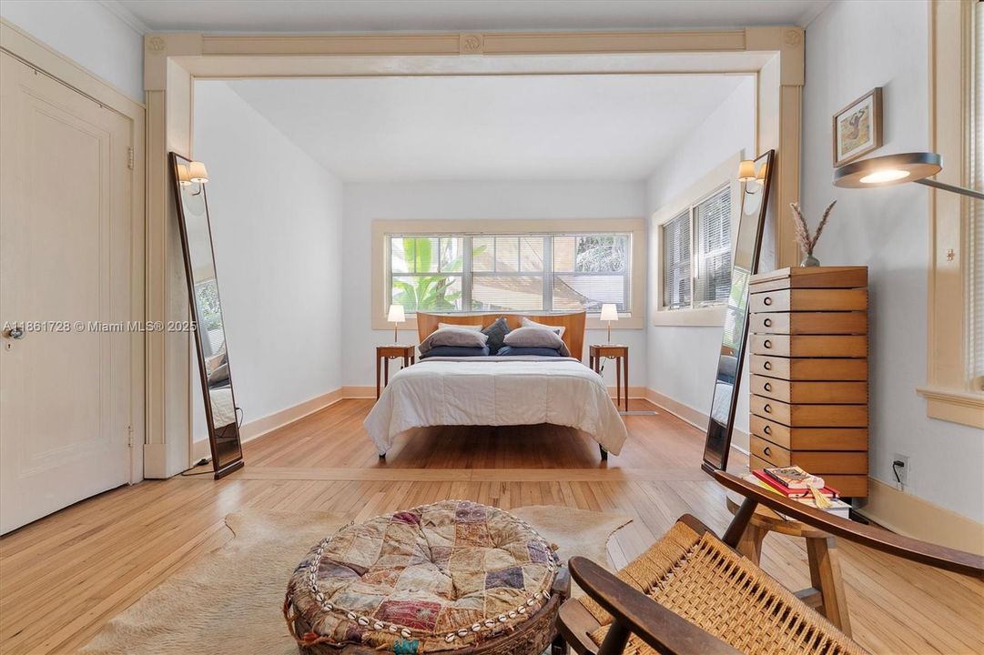 Под контрактом: $1,479,000 (3 спален, 2 ванн, 2197 Квадратных фут)