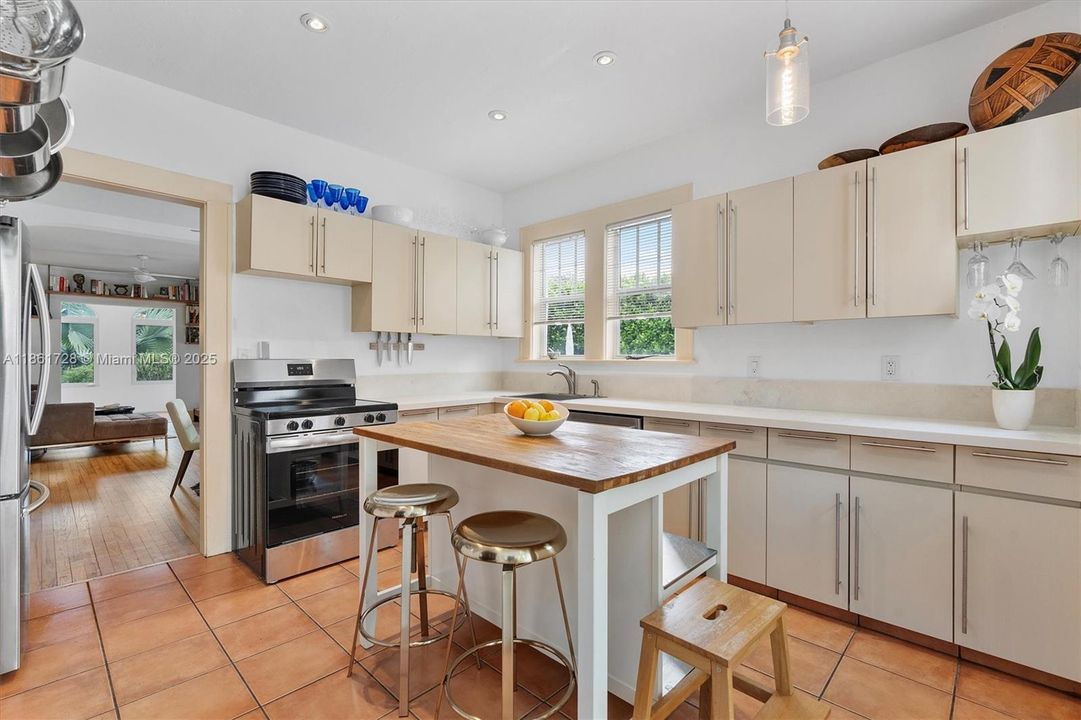 Под контрактом: $1,479,000 (3 спален, 2 ванн, 2197 Квадратных фут)