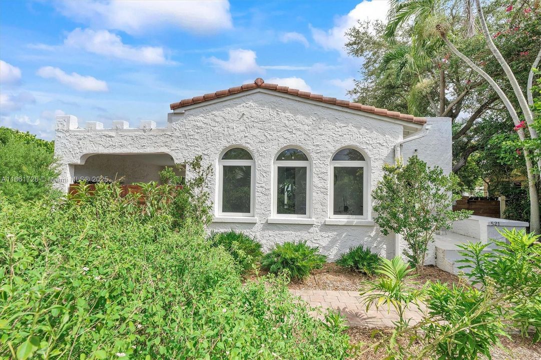 Под контрактом: $1,479,000 (3 спален, 2 ванн, 2197 Квадратных фут)