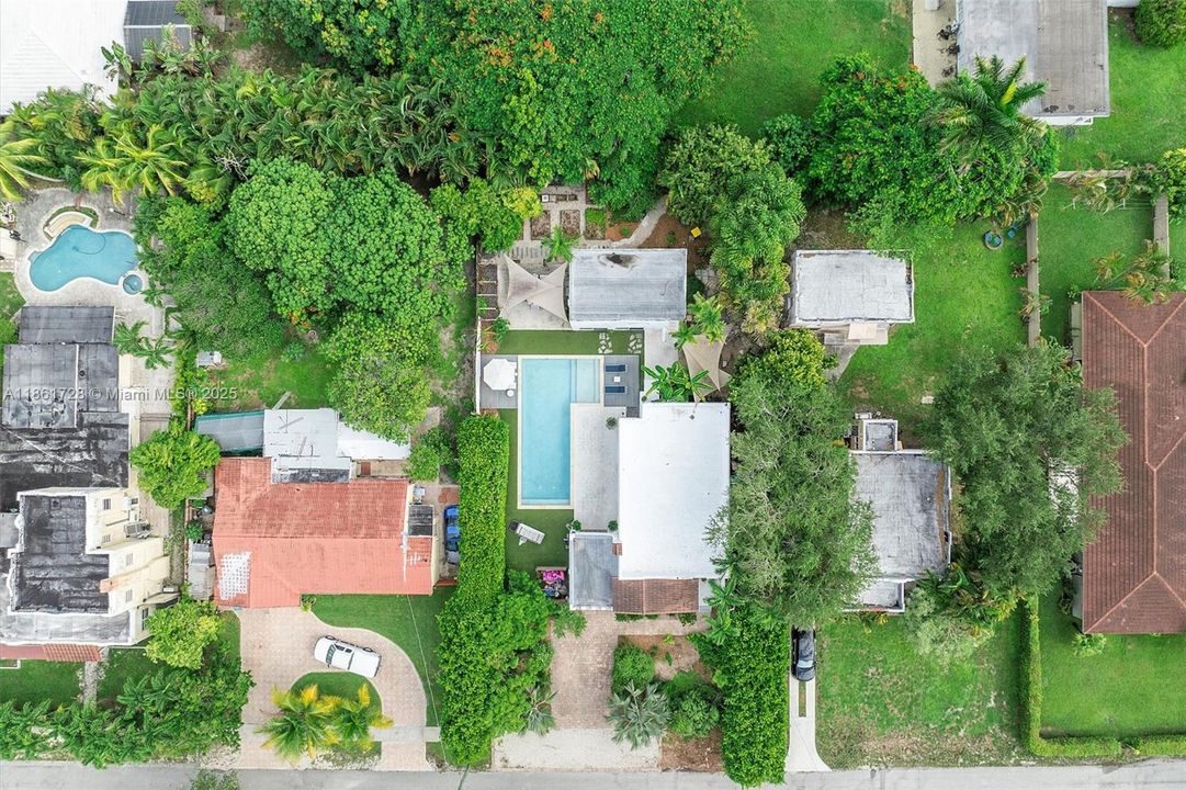 Под контрактом: $1,479,000 (3 спален, 2 ванн, 2197 Квадратных фут)