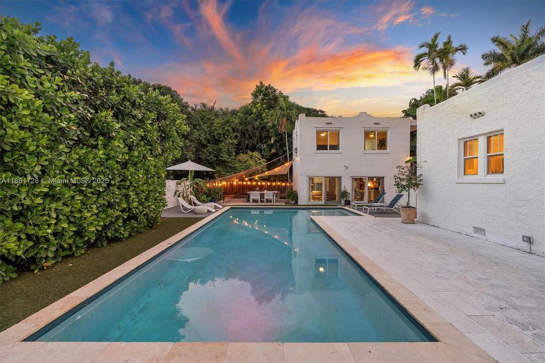 Под контрактом: $1,479,000 (3 спален, 2 ванн, 2197 Квадратных фут)